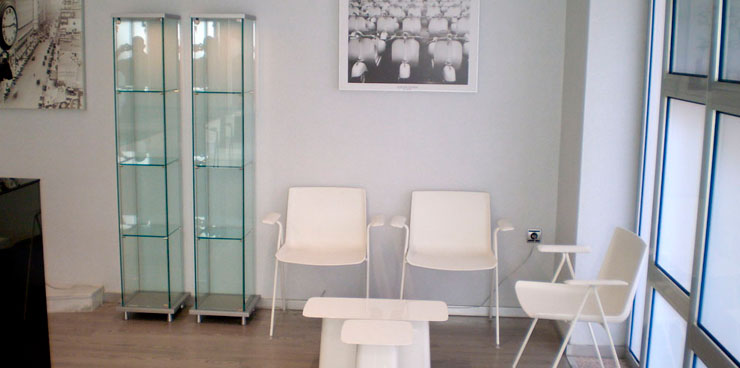 Sala de Pacientes con sillas blancas